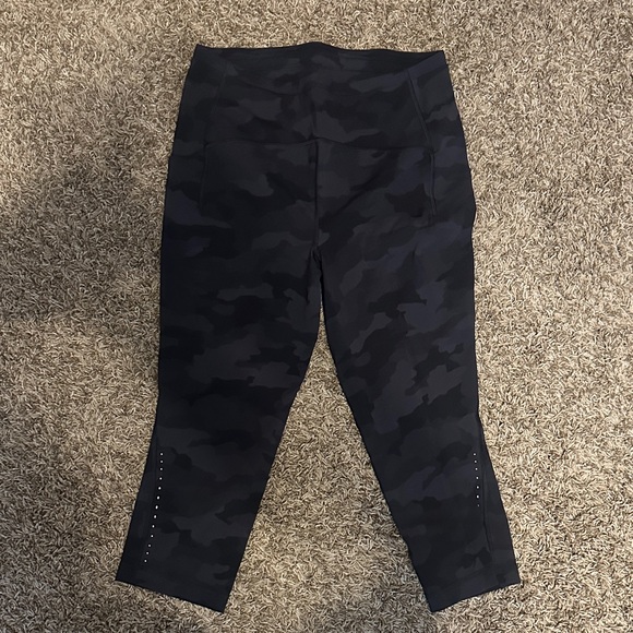 Lululemon ladies Black Camouflage crop Leggings sz 12 - Picture 1 of 5